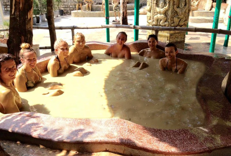 Hoạt động tắm bùn thư giãn tại Nha Trang