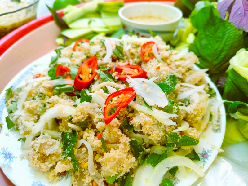 Món gỏi được làm từ cá mai tươi sống 