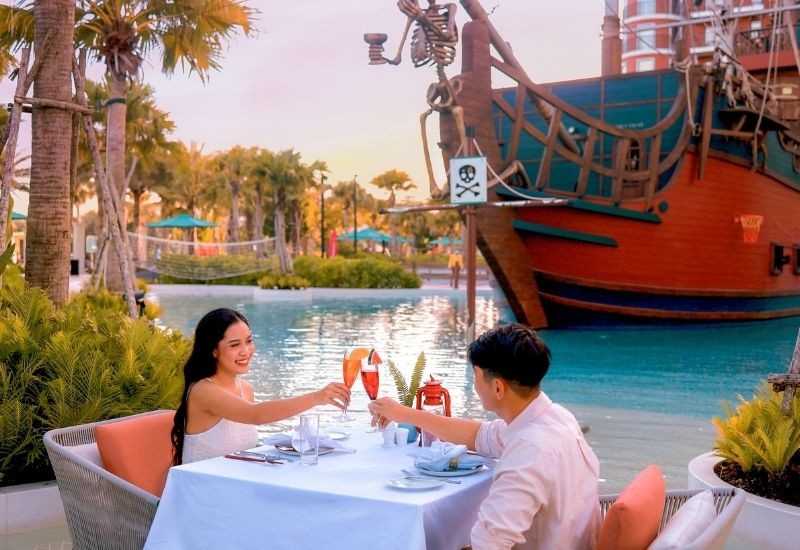 Thưởng thức bữa ăn lãng mạn ngay hồ bơi