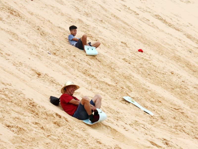 Trượt đồi cát ở Bàu Trắng