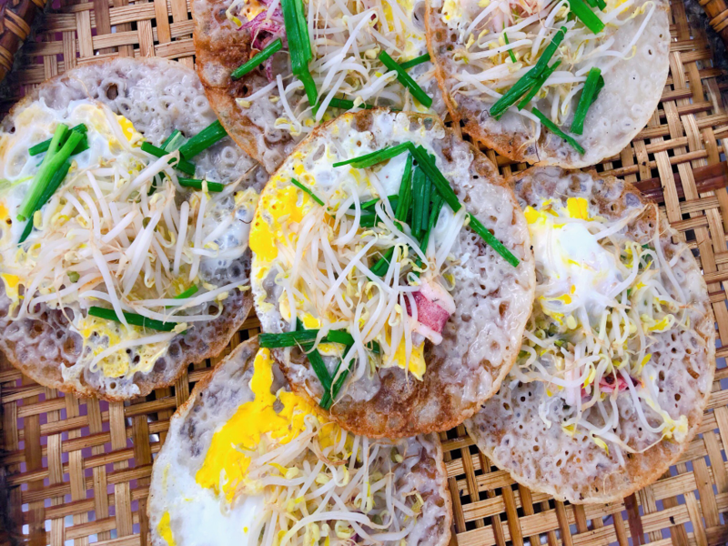 Thưởng thức bánh xèo hải sản Phú Yên thơm ngon