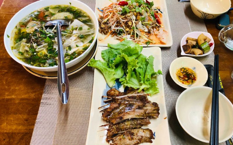 Cơm niêu của quán có menu hấp dẫn