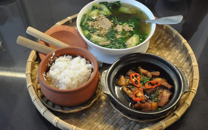 Phần cơm niêu cùng các món ăn dân dã tại nhà hàng