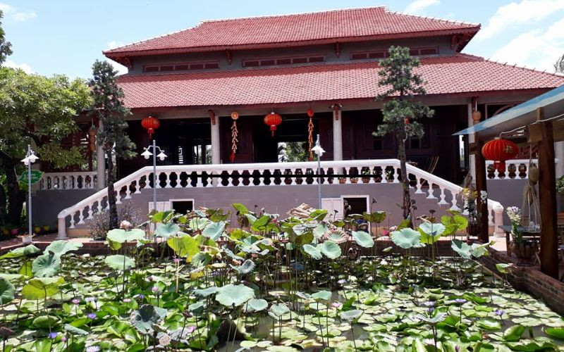 Hồ sen rộng lớn tại nhà hàng tạo phong vị quê hương 