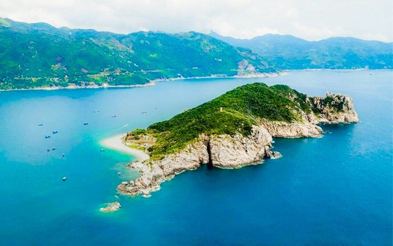 Nhìn trên cao Hòn Nưa trông như một chú khủng long khổng lồ