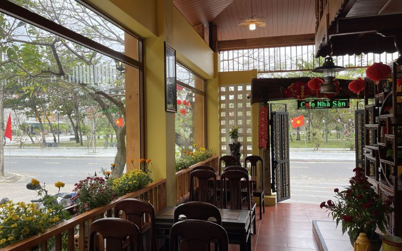 Không gian cơm niêu Nhà Sàn đậm chất xưa