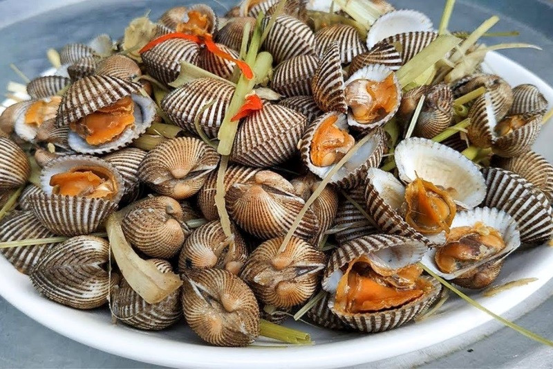 Sò huyết thịt chắc, ngọt, thường được chế biến tại chỗ