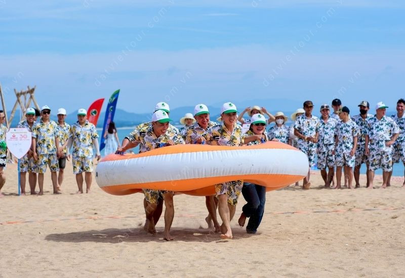 Tham gia hoạt động teambuilding trên biển Phú Yên Tham gia hoạt động teambuilding trên biển Phú Yên