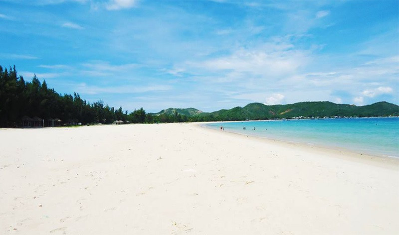 Biển Vịnh Hoà Phú Yên nổi tiếng xanh sạch và hoang sơ
