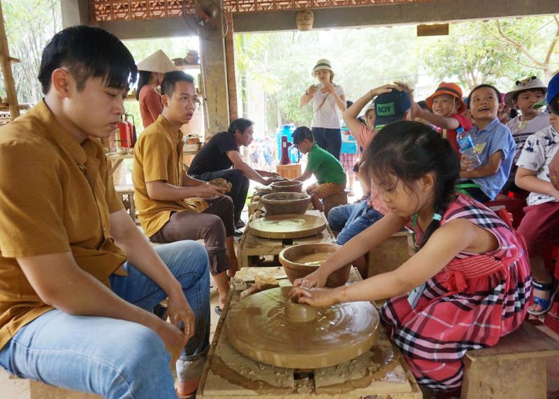 Trải nghiệm làm gốm tại Làng gốm Thanh Hà 