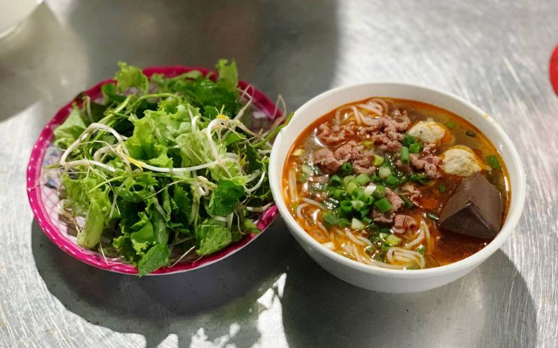 Du lịch Huế ban đêm đừng quên thưởng thức bún bò Huế 