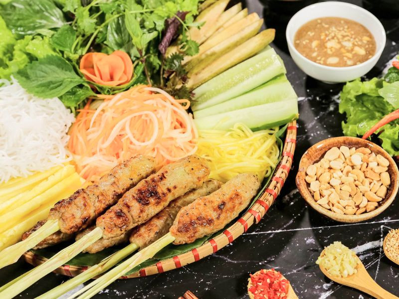 Thưởng thức nem lụi - bánh khoái Huế