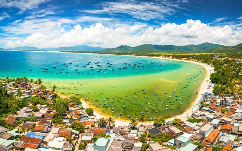 Mở ra góc nhìn toàn cảnh biển và làng chài phía dưới 