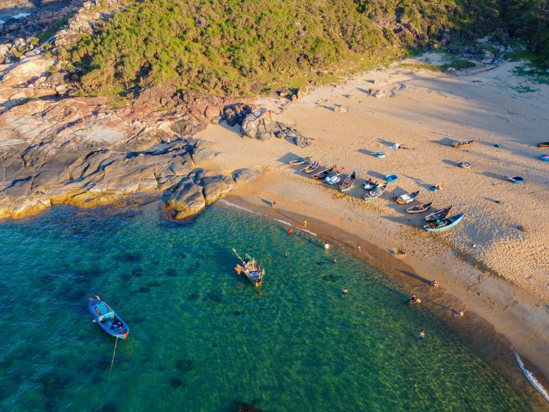 Bãi biển trong xanh của làng Gò Cỏ