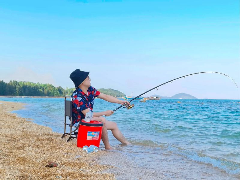 Câu cá - Hoạt động được yêu thích khi du lịch Hang Câu Lý Sơn