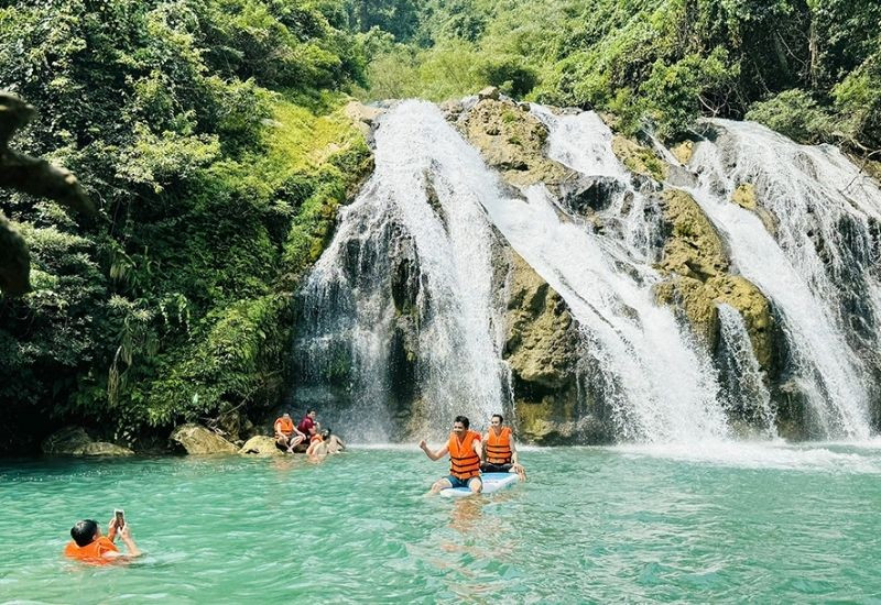 Du khách tới thác Tà Puồng "giải nhiệt" Du khách tới thác Tà Puồng "giải nhiệt"