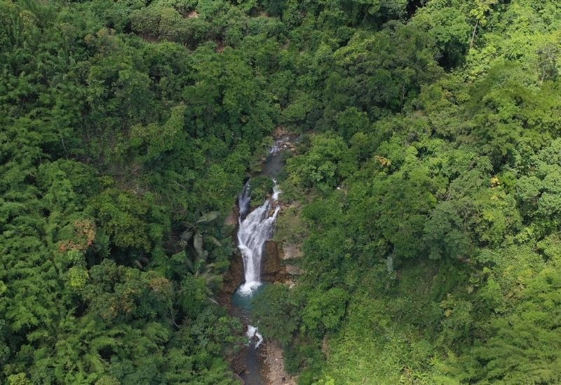 Từ đường mòn Hồ Chí Minh, đi bộ và băng qua đường rừng để tới thác Từ đường mòn Hồ Chí Minh, đi bộ và băng qua đường rừng để tới thác