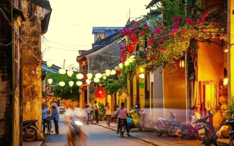 Tường vàng hoa giấy lãng mạn tại Hội An mùa thu