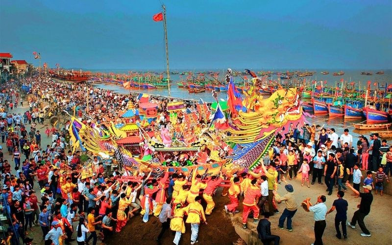 Người dân gửi gắm ước vọng biển lặng, thuyền xuôi gió thuận 