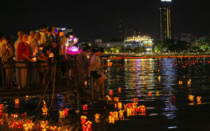 Thả hoa đăng và ngắm cảnh sau khi nghe ca Huế