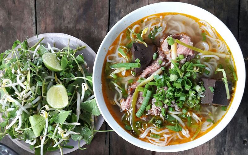 Hương vị bún bò đặc trưng tại Huế