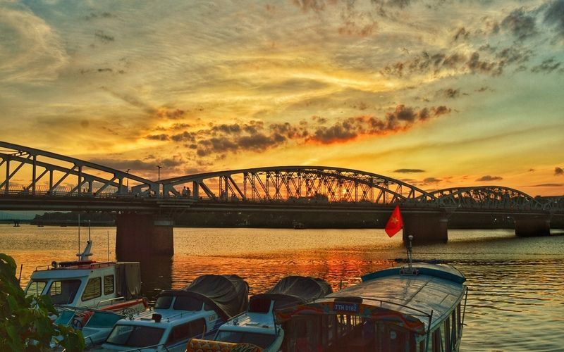 Nhìn ngắm cầu Trường Tiên Huế