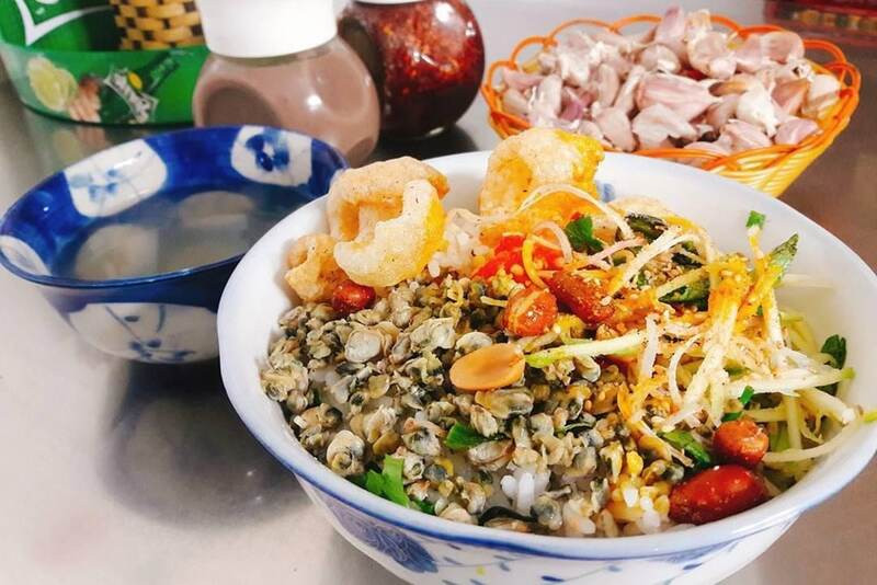 Món cơm với hến xào 