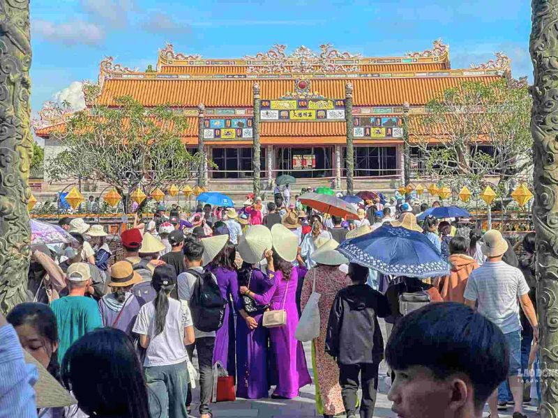 Đoàn khách tham quan Đại Nội - Huế Dẫn đoàn khách tham quan Đại Nội - Huế