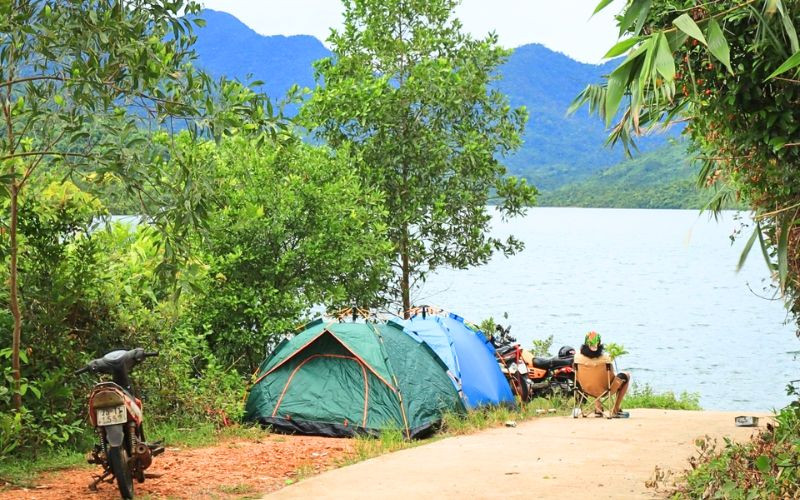 Không gian rộng lớn với mặt nước xanh trong Không gian rộng lớn với mặt nước xanh trong
