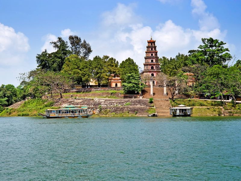 Chùa Thiên Mụ nằm bên cạnh sông Hương đầy nên thơ