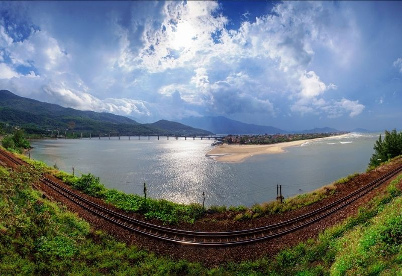 Khung cảnh đầm Lập An yên bình dưới chân dãy núi   
