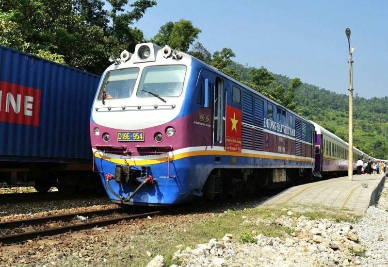Đầu máy hơi nước mang nét hoài cổ trên hành trình miền Trung