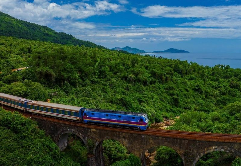 Cảnh quan đèo Hải Vân nhìn từ tuyến đường sắt Huế - Đà Nẵng