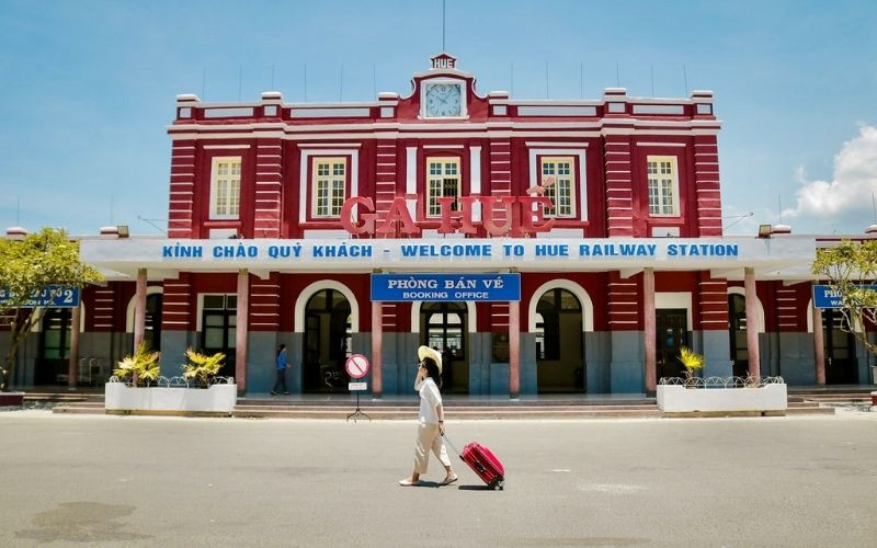 Phía trước ga Huế là điểm check-in quen thuộc với du khách