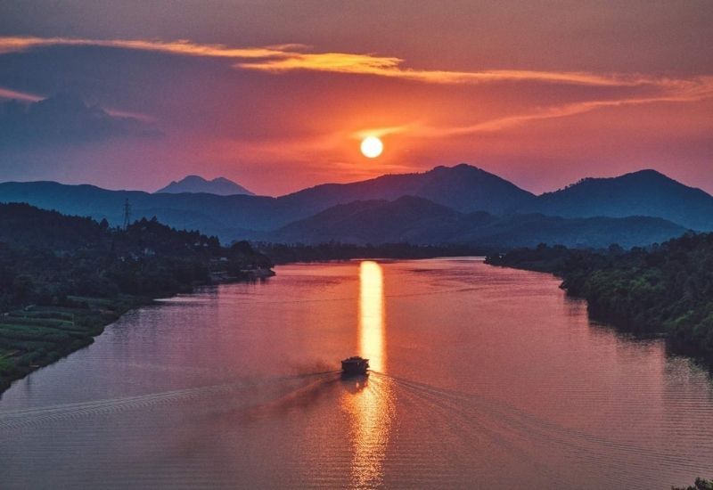 Hoàng hôn tím hồng phủ xuống sông Hương tạo nên khung cảnh thơ mộng