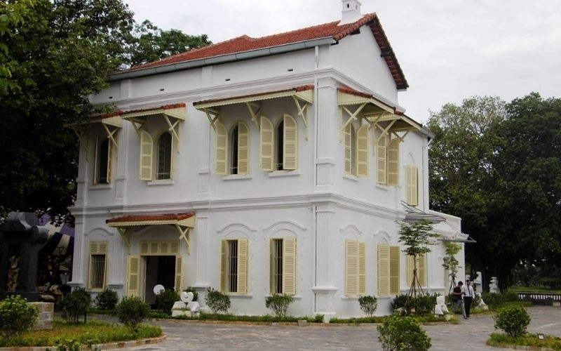 Điềm Phùng Thị là ngôi nhà hai tầng mang kiến trúc Pháp