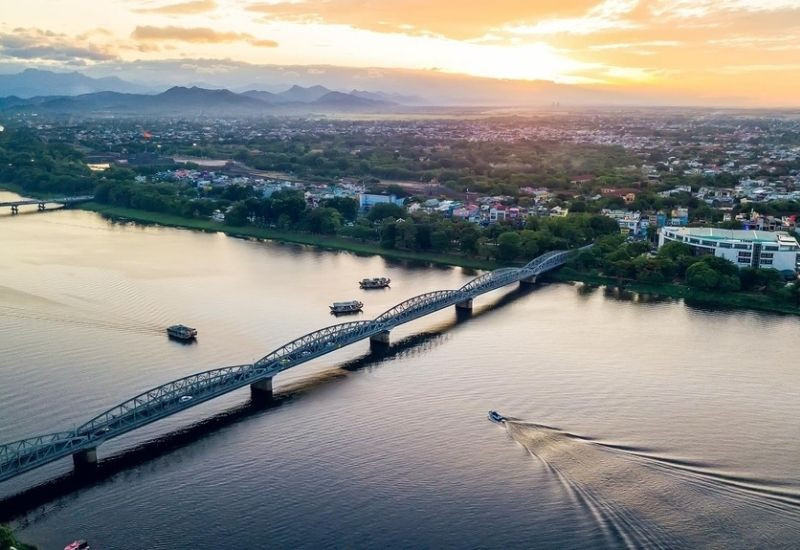 Tour Huế - Hình ảnh sông Hương thơ mộng, trầm mặc và êm ả