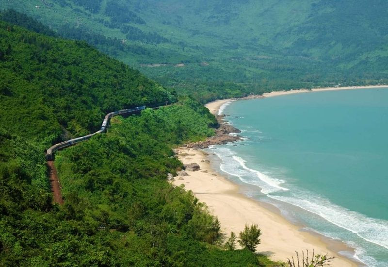 Vịnh Lăng Cô với biển xanh và núi rừng nhìn từ tuyến đường sắt Huế - Đà Nẵng 
