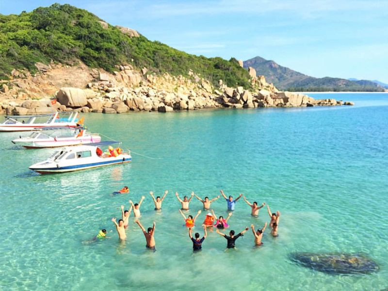 Đắm mình vào nước biển trong xanh
