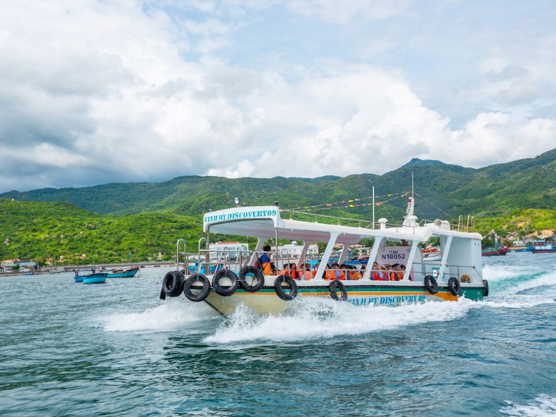 Di chuyển bằng tàu ra Bãi Cóc Vĩnh Hy