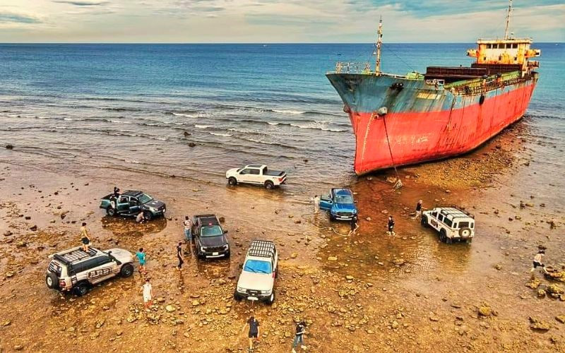 Con tàu mắc cạn ở Ninh Thuận