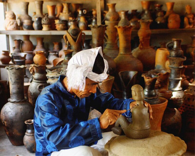 Nghệ nhân điêu khắc tại Làng Gốm Bầu Trúc