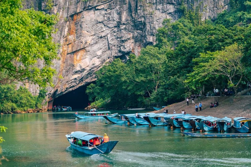 Đi thuyền để tham quan động Phong Nha 