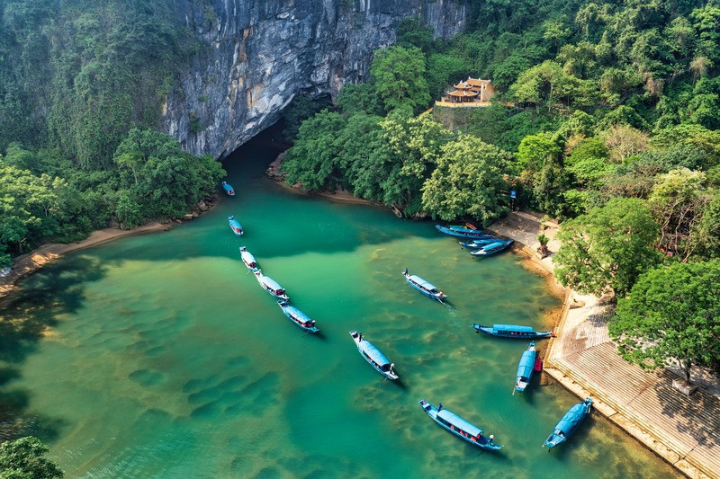 Ngắm nhìn khung cảnh tuyệt đẹp khi đến động Phong Nha