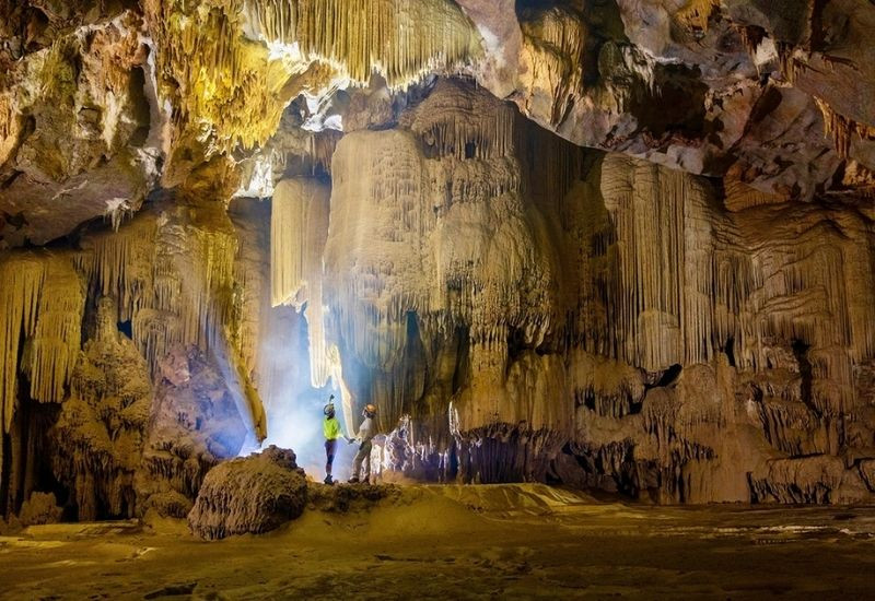 Bên trong hang Thắng, thạch nhũ xuất hiện dày đặc như "cung điện" Bên trong hang Thắng, thạch nhũ xuất hiện dày đặc như "cung điện"