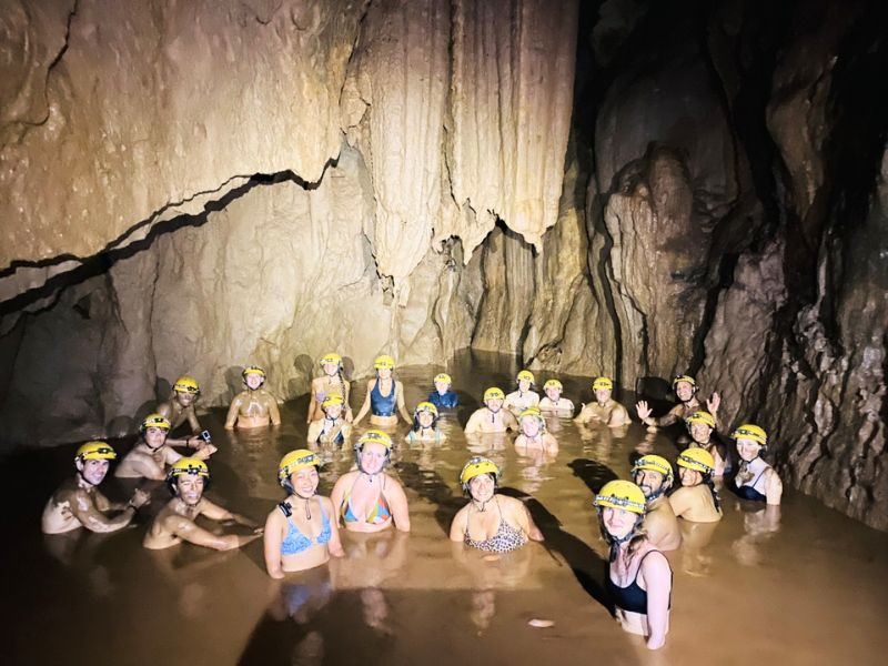 Trải nghiệm tắm bùn trong Hang Tối Trải nghiệm tắm bùn trong Hang Tối