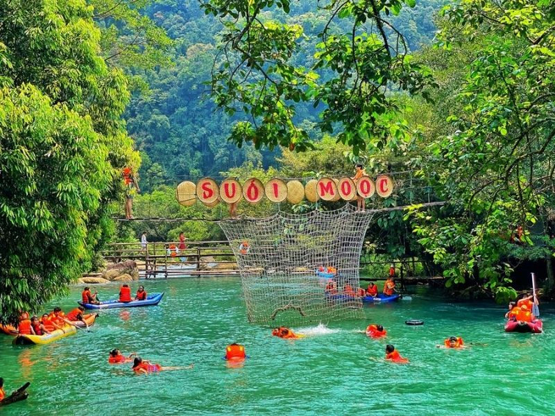 Tận hưởng phút giây thư thái bên suối Nước Moọc