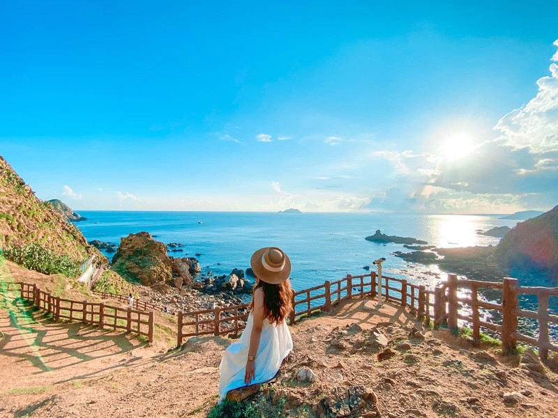 Vịnh biển đẹp với những vách đá hùng vĩ