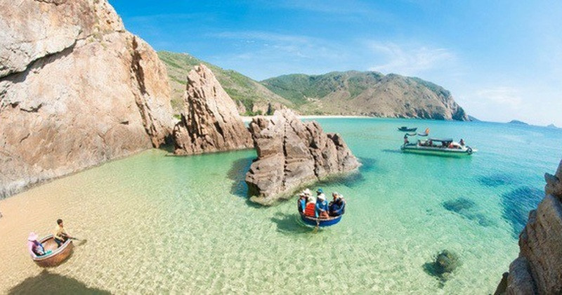 Bãi biển hoang sơ với bờ cát trắng mịn
