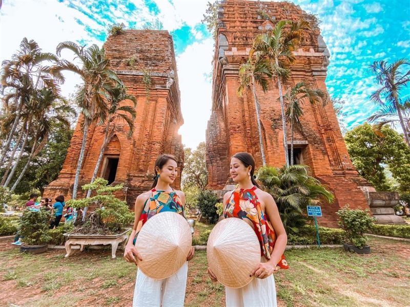 Check-in cùng Tháp Đôi với kiến trúc Chăm Pa cổ kính